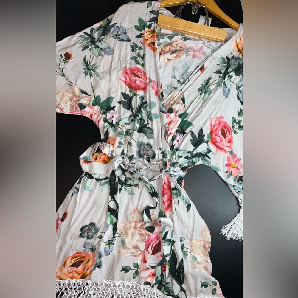 Plum Pretty Sugar Floral Robe With White Fringe Trim Size M/L NWOT